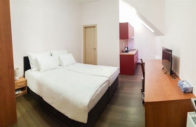 Podkrovní dvoulůžkový pokoj s kuchyňským koutem