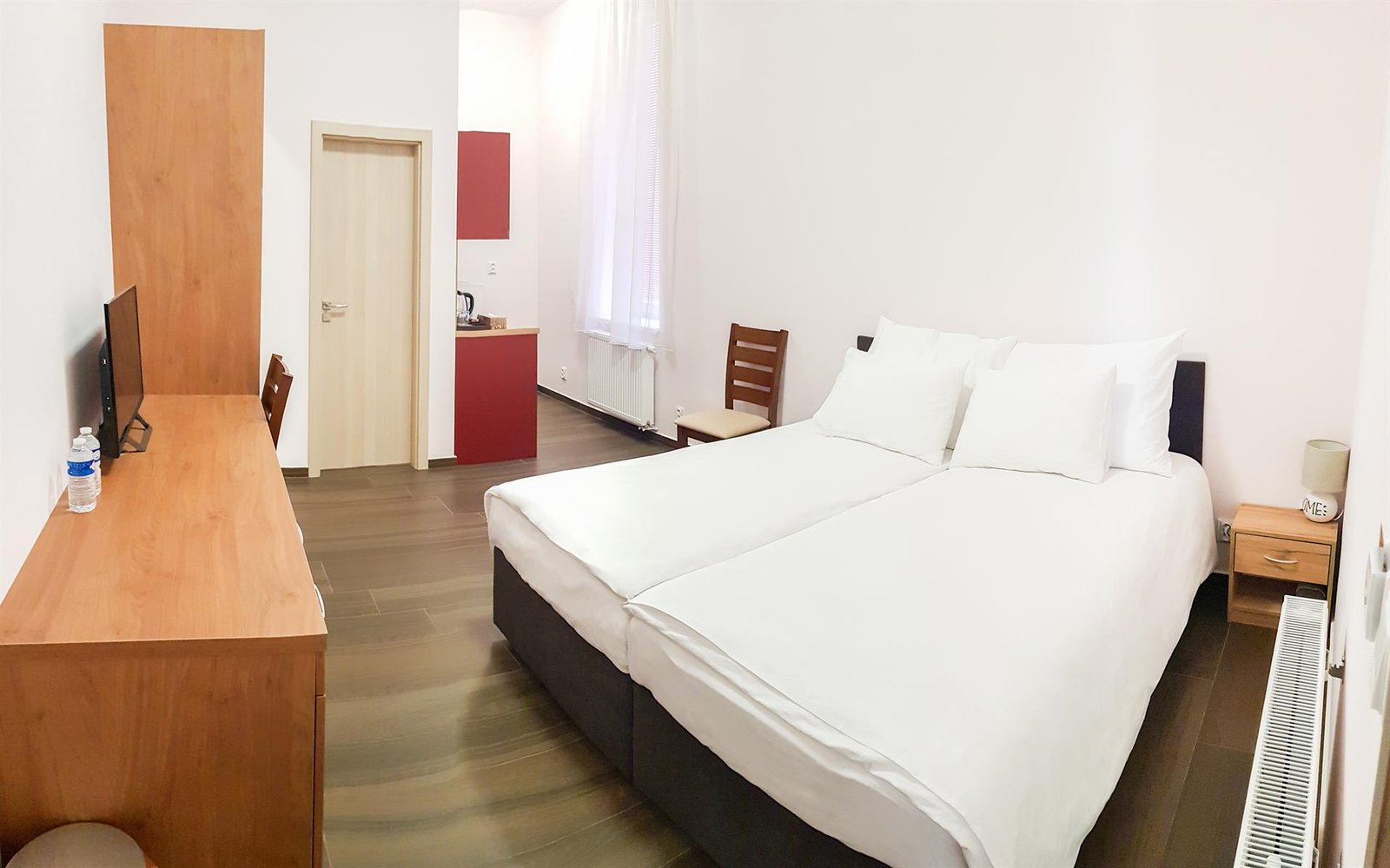 Dvoulůžkový pokoj v Apartment DeLuna s postelí, psacím stolem a kuchyňským koutem