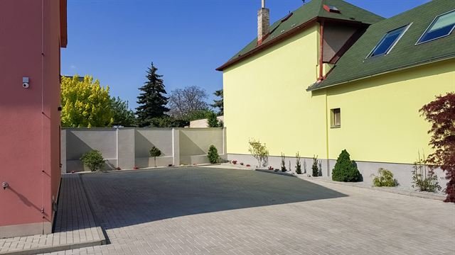 Parkovací plocha u domu